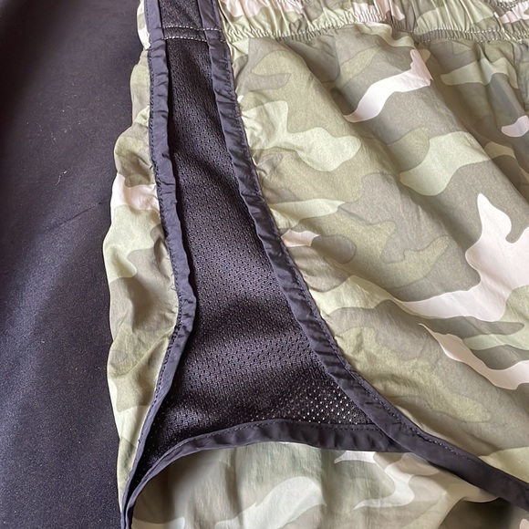 PINK by Victoria’s Secret camo work out short shorts Sz M - Picture 3 of 8